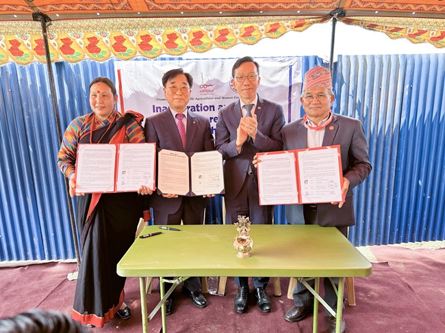 ▲ 철원군이 네팔 랄릿푸르시 수나코티 현지에서 박태용 주네팔 대한민국 대사, 이현종 철원군수, 랄릿푸르시 시장을 비롯한 양국 주요 관계자들이 참석한 가운데 시설물 준공식 및 관리이전 협약식을 가졌다. ⓒ철원군