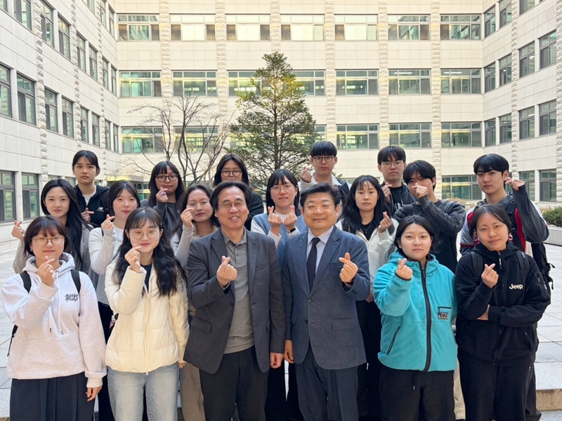 ▲ 과학기술정보통신부가 주관하는 ICT 멘토링 사업에 7년 연속 선정된 청주대학교 방사선학과 교수들과 학생들이 기념촬영을 하고 있다. ⓒ청주대