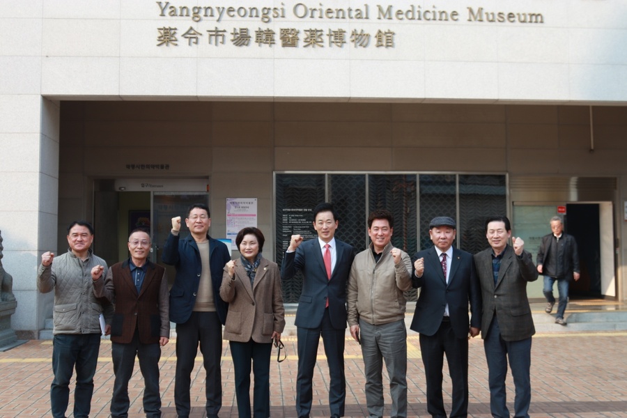 ▲ 유영하 의원은 최근 약령시한의약박물관에서 약령시장번영회 및 중구상인회 회장단과 간담회를 갖고 침체된 전통시장 부흥 방안을 논의했다.ⓒ유영하 의원실