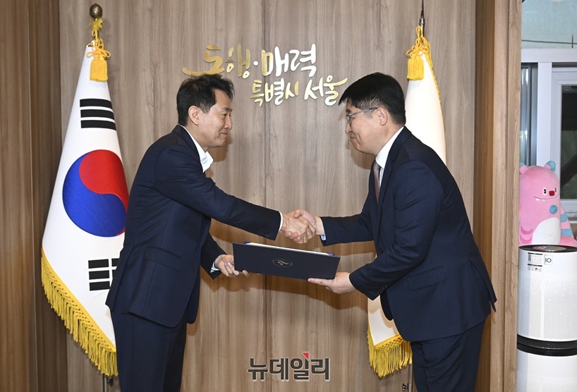 ▲ 오세훈 서울시장이 30일 김태균 서울교통공사 사장에게 임명장을 수여하고 있다. ⓒ서울시