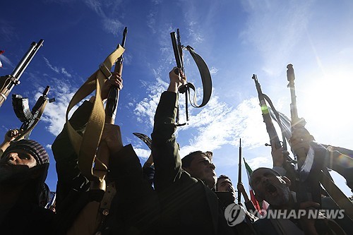 ▲ 예멘 사나에서 열린 이란 지지 집회에서 후티 반군 지지자들이 구호를 외치며 무기를 들어 올리고 있다. ⓒ연합뉴스