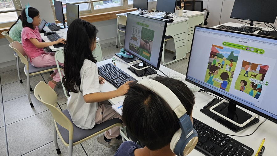 ▲ 청도군은 학생 수 감소로 폐교 위기에 처한 소규모 학교를 지역 활력의 중심지로 재생시키는 ‘작고 강한 학교 만들기’ 프로젝트가 가시적인 성과를 거두고 있다. 사진은 디지털 영어도서관 활용 장면.ⓒ청도군