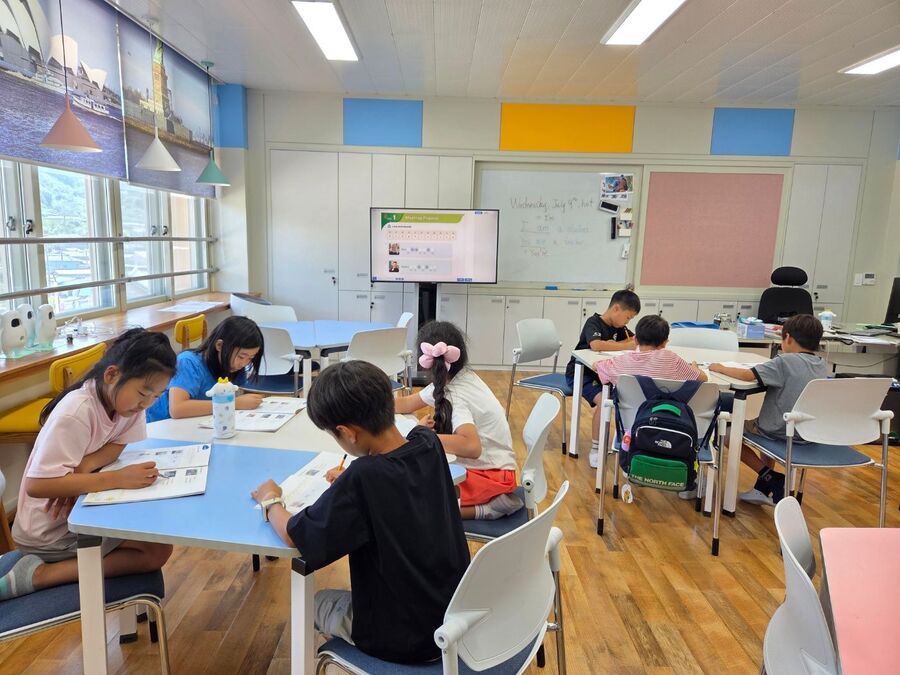 ▲ 청도지역 학교 변화는 지역 사회 전체로 확산 중이다. 학부모 교육, 숲속 가족 여행, 김장 나눔 등 지역 자원과 연계된 공동체 프로그램은 학교와 가정, 지역을 유기적으로 연결하고 있다. 사진은 스팀영어 수업 장면.ⓒ청도군