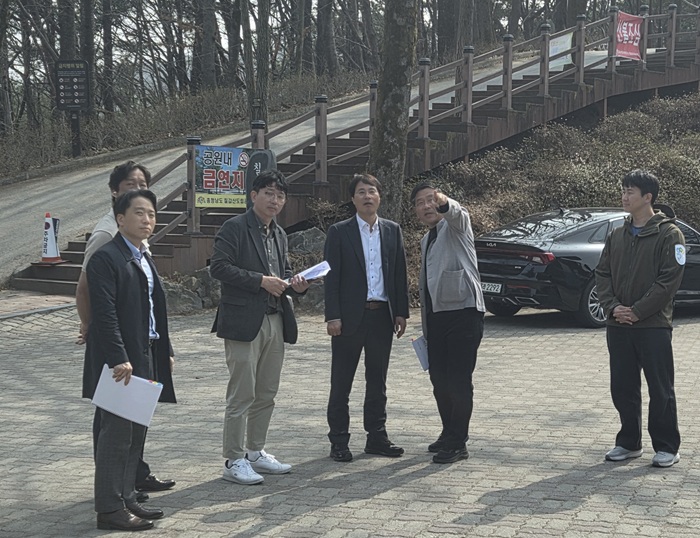 ▲ 전상욱 청양 부군수가 봄철 관광 성수기를 앞두고 주요 관광시설을 현장 점검하며 관계자로부터 설명을 듣고 있다.ⓒ청양군