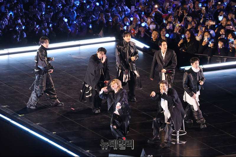 ▲ 3년 9개월 만에 완전체로 복귀한 방탄소년단(BTS)의 'BTS 컴백 라이브: ARIRANG' 공연이 지난 21일 서울 광화문광장 일대에서 펼쳐졌다. 이번 공연은 넷플릭스를 통해 세계 190개국에 생중계됐다. ⓒ사진=공동취재단