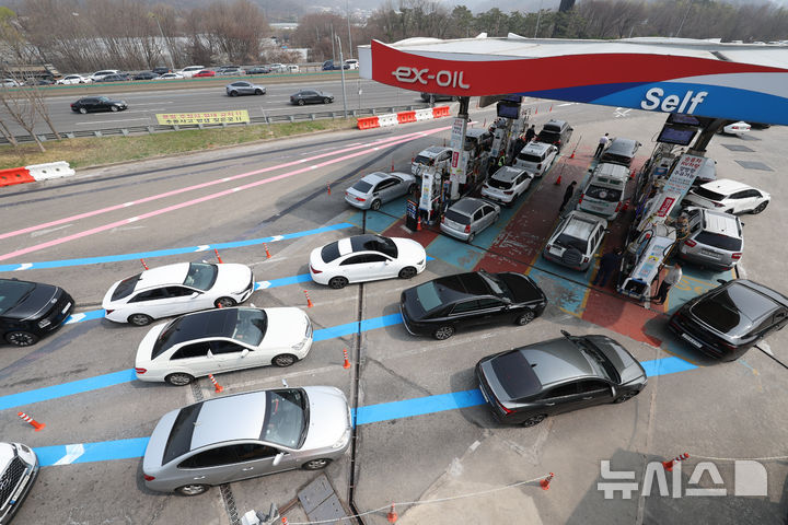 ▲ 국제 유가 상승 흐름에 소비자 가격이 2000원대 초반까지 오를 것이라는 관측이 나오고 있다. 사진은 주유소에 몰려드는 차량들ⓒ뉴시스