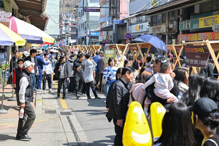 ▲ ‘2026 사백년 공주 인절미축제’가 열린 산성시장 일대에 많은 시민과 관광객이 몰려 성황을 이루고 있다.ⓒ공주시