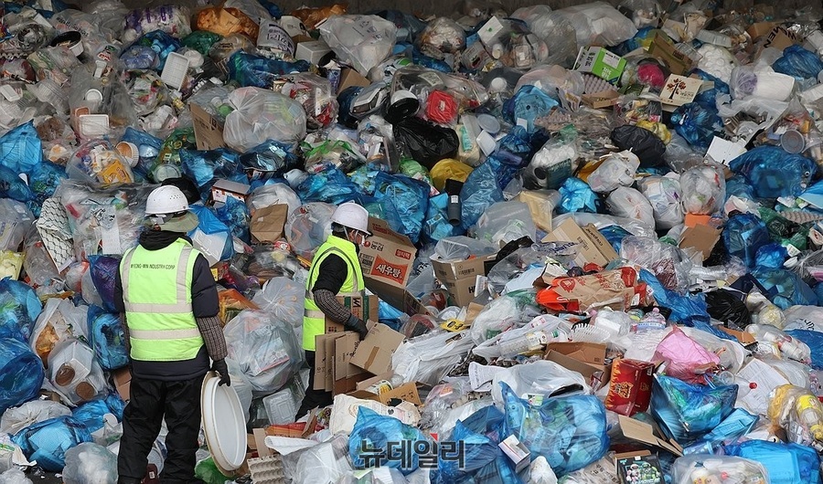 ▲ 재활용 선별장에 쓰레기들이 쌓여있다. ⓒ연합뉴스