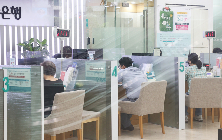 ▲ 주신보 출연 요율 개편에 따른 은행의 가산금리 추가 부과로 인해, 내달부터 차주들의 이자 부담이 더 가중될 전망이다. ⓒ연합뉴스