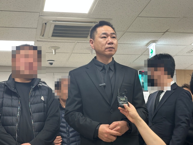 ▲ 대전 안전공업 화재 참사 유가족 대표 송영록씨가 30일 대전 서구 건양대병원 장례식장에서 취재진 질문에 답하고 있다. ⓒ뉴시스