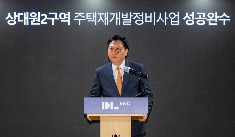 ▲ 지난 28일 오전 박상신 DL이앤씨 대표이사 부회장이 경기 성남 소재 상대원2구역 사업설명회장을 찾아 조합원에게 사업 의지를 전달하고 있다.ⓒDL이앤씨