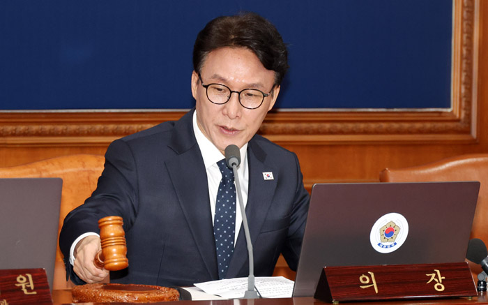 ▲ 김민석 국무총리가 30일 서울 종로구 정부서울청사에서 열린 임시국무회의에서 의사봉을 두드리고 있다. ⓒ뉴시스
