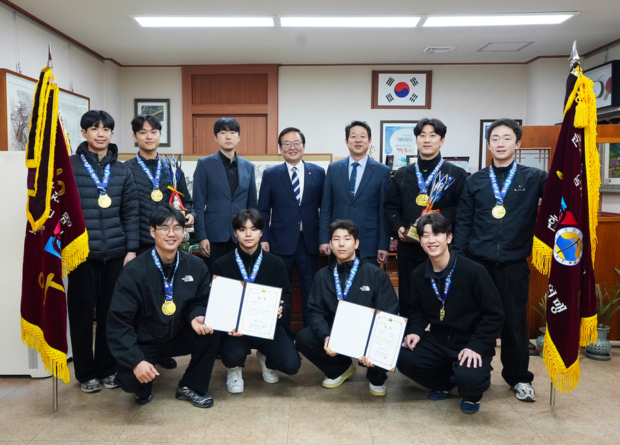 ▲ 30일 오전 북구청장실에서 문인 북구청장과 북구청 검도부가 우승 기념 사진을 촬영하고 있다.ⓒ광주광역시 북구청 제공