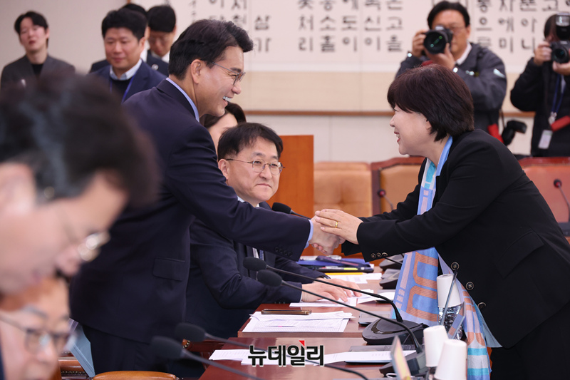 ▲ 서영교 국회 국정조사특위 위원장이 25일 오전 국회에서 열린 윤석열 정권 정치검찰 조작기소 의혹 사건 진상규명 국정조사특별위원회에서 의원들과 인사를 나누고 있다. ⓒ이종현 기자