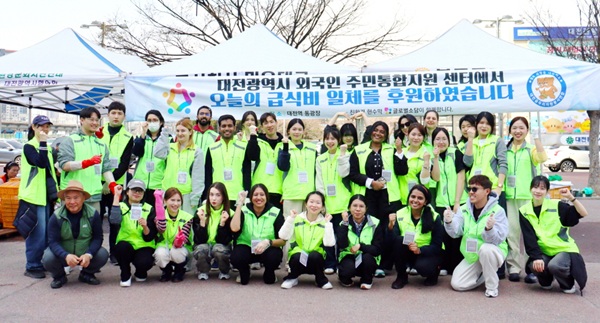 ▲ 지난 29일 외국인주민 통합지원센터 ‘디 투게더(D-Together)’ 봉사단이 대전역 동광장에서 외국인 주민 30명이 참여한 식사 나눔 봉사활동을 진행했다.ⓒ대전시사회서비스원