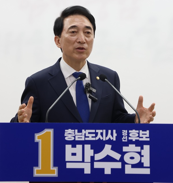 ▲ 박수현 국회의원이 30일 충남도청에서 기자회견을 열고 ‘역사문화관광’을 통한 지역경제 활성화와 15개 시군 맞춤형 공약을 발표하고 있다.ⓒ박수현 의원 선거 캠프