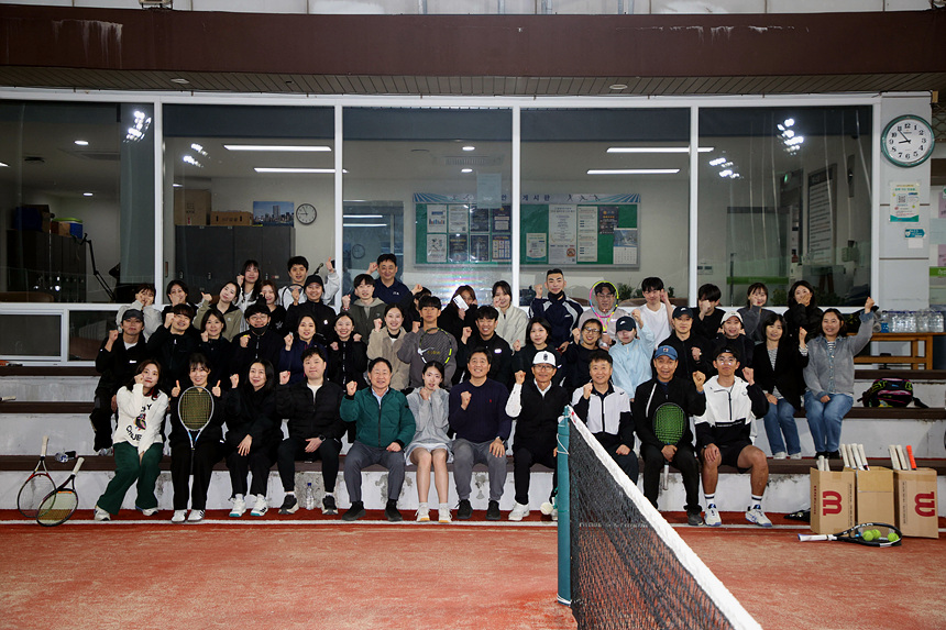 ▲ 남양주시는 28일 남양주체육문화센터 테니스장에서 청년 테니스 클래스 1기 종강식을 개최 했다 ⓒ남양주시 제공