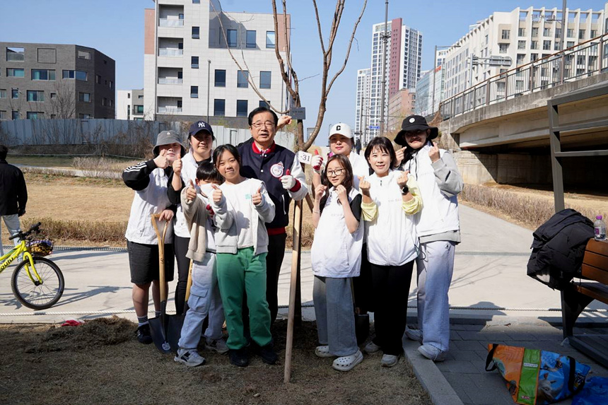 ▲ 하남시는 28일 능안천 산책로에서 시민들이 나무를 심고 이름을 붙여주는‘내 나무 심기’행사를 개최했다ⓒ하남시 제공