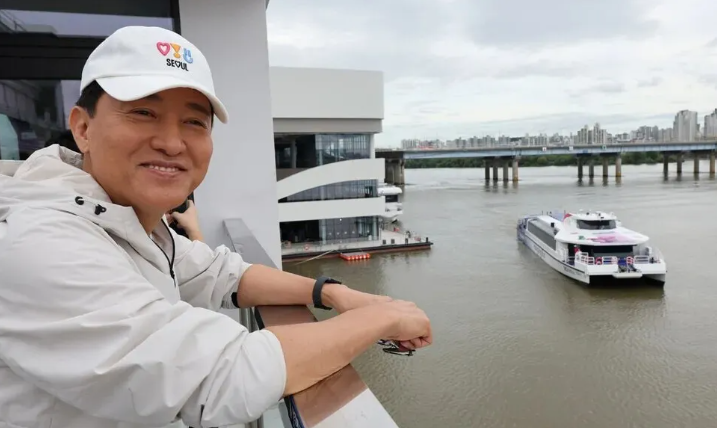 ▲ 한강버스 정식 운항 시작일인 지난해 9월18일 오전 한강 여의도 선착장에서 오세훈 서울시장이 한강버스를 기다리고 있는 모습. ⓒ연합뉴스