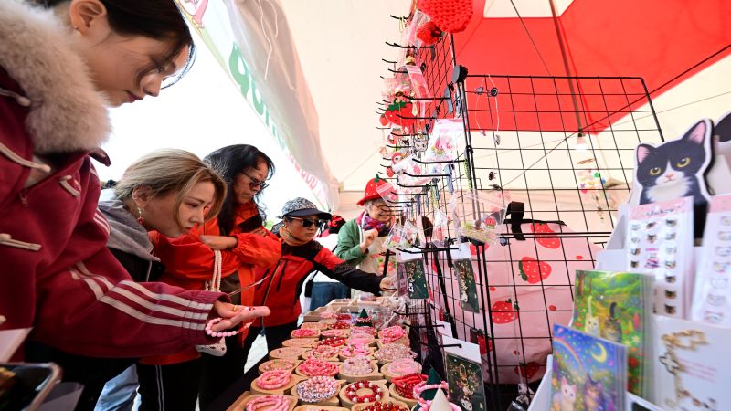 ▲ 외국인들이 딸기로 만든 재품을 구매하고 있다.ⓒ논산시