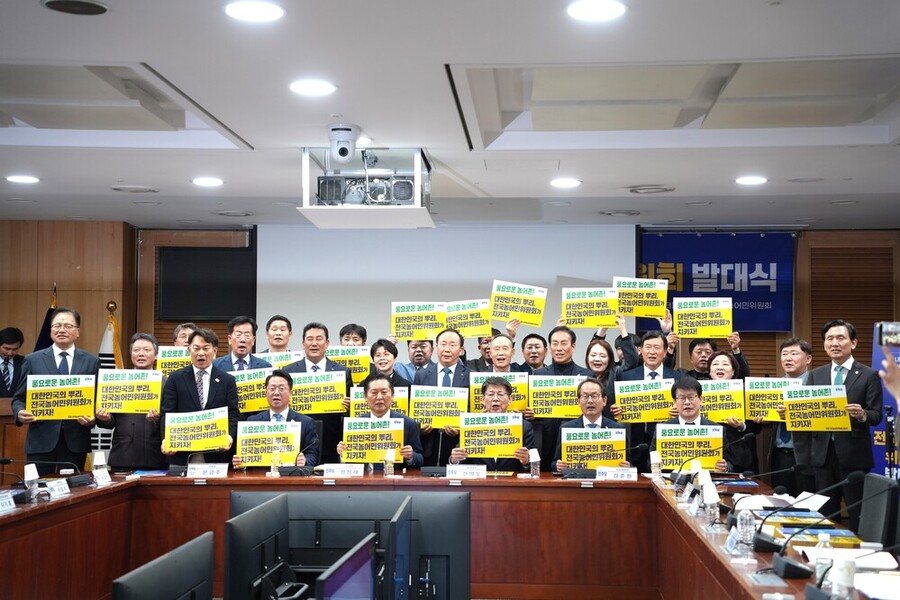 ▲ ‘2026 전국농어민위원회 발대식’에는 정청래 당대표, 한병도 원내대표를 비롯한 당 지도부와 국회 농림축산식품해양수산위원회 위원들, 그리고 전국 각지의 농어민 당원들이 참석해 기념촬영을 하고있다.ⓒ문금주 전국농어민위원회 위원장 제공