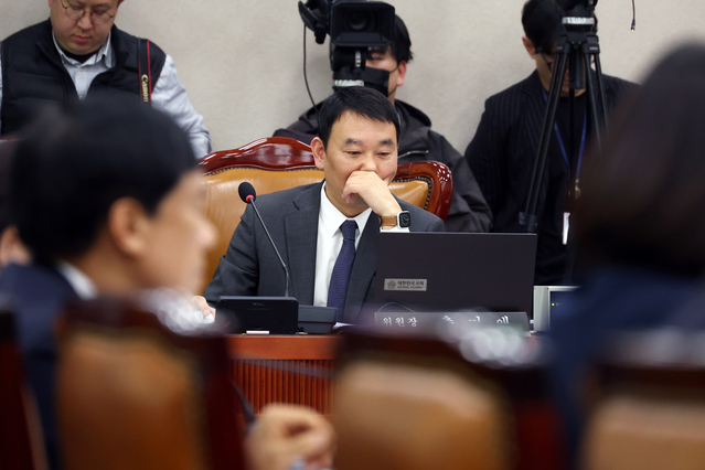 ▲ 김용민 국회 법사위원장 직무대행이 30일 국회에서 열린 법제사법위원회 전체회의에서 생각에 잠겨 있다. ⓒ뉴시스