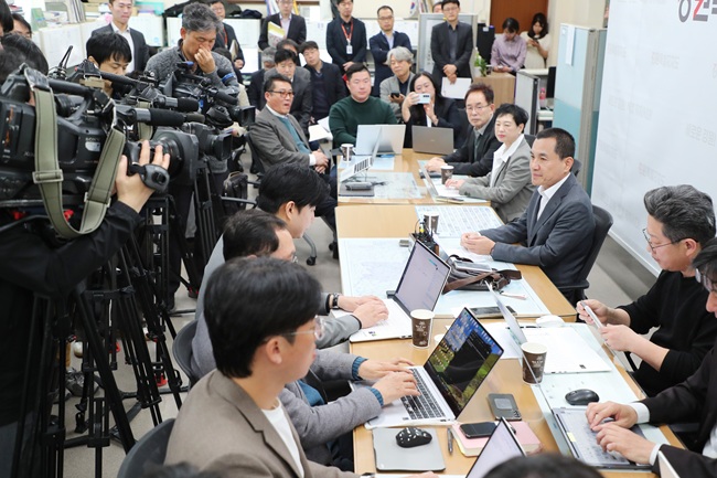 ▲ 김진태 도지사가 30일 도청 기자실에서 정례 브리핑을 통해 설명하고 있다. ⓒ강원특별자치도