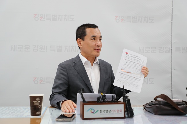 ▲ 김진태 도지사가 30일 도청 기자실에서 정례 브리핑을 통해 설명하고 있다. ⓒ강원특별자치도