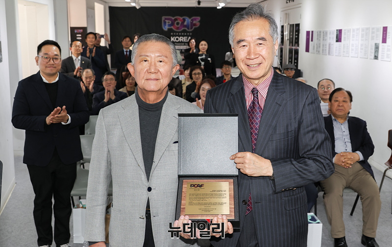 ▲ 서요한 애국문화예술재단 이사장과 신철식 우남네트워크 상임대표 회장이 30일 서울 종로구 한예극장에서 열린 이승만 탄신 151주년 기념 음악326 프로젝트 '이승만 이야기(He's Story)' 음원 발매 및 해설집 출판 기념 행사에서 기념 촬영을 하고 있다. ⓒ서성진 기자