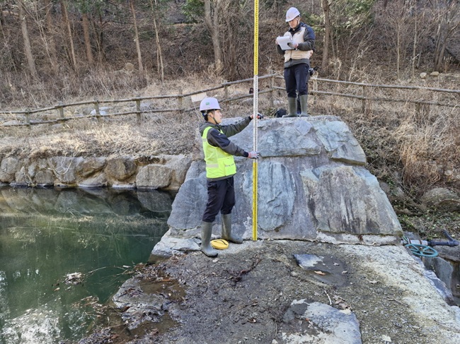 ▲ 사방댐을 보수하고 있는 모습. ⓒ동부지방산림청