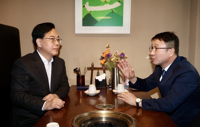 ▲ 한병도 더불어민주당 대표와 송언석 국민의힘 원내대표가 30일 서울 영등포구 한 음식점에서 회동을 하고 있다. ⓒ뉴시스