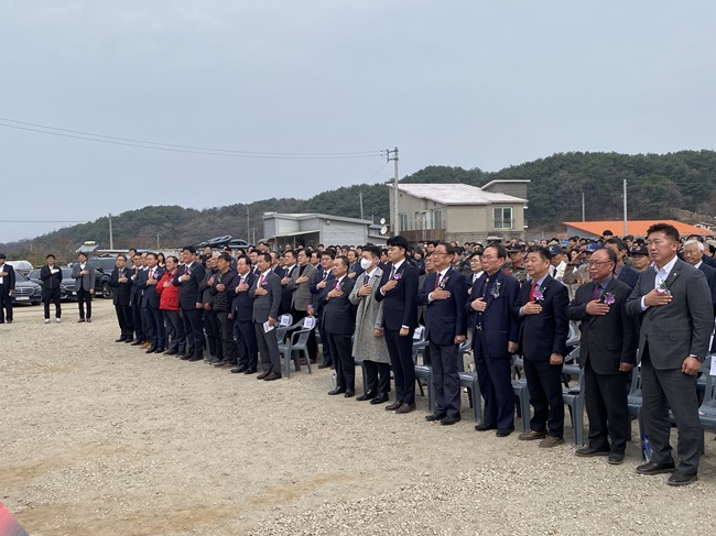▲ 착공식에는 김진태 도지사를 비롯해 한기호 국회의원, 김시성 도의장, 신영재 홍천군수, 이병선 속초시장, 이상호 태백시장, 탁동수 양양부군수, 전대복 영월부군수, 김정윤 동해시부시장, 지역 주민대표 등 1000여 명이 참석했다. ⓒ뉴데일리