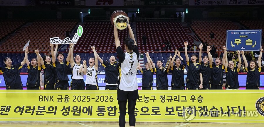 ▲ 박지수가 맹활약한 KB가 2년 만에 정규리그 우승을 차지했다.ⓒ연합뉴스 제공