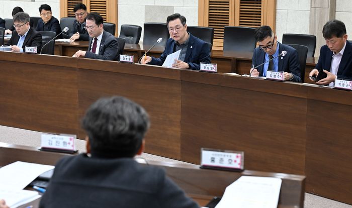 ▲ 하병필 인천시 행정부시장이 30일 시청 영상회의실에서 '2027년 2차 국비확보 보고회'에서 토론을 주재하고 있다.ⓒ인천시 제공