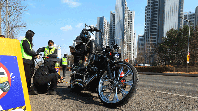 ▲ 인천 중구 직원이 영종국제도시 아파트단지에서 이륜차 소음 특별단속을 하고 있다. ⓒ연합뉴스 제공
