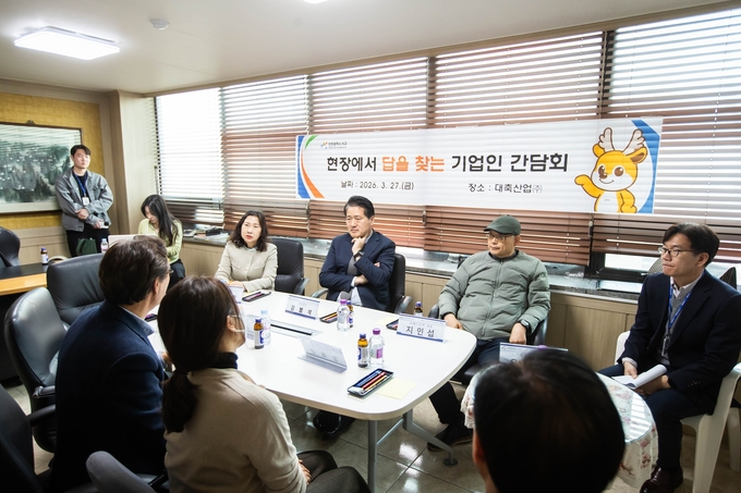 ▲ 강범석(가운데)인천 서구청장을 비롯한 서구 공무원들이 최근 대축산업㈜을 방문해 애로사항 등을 듣고 있다. ⓒ인천 서구 제공