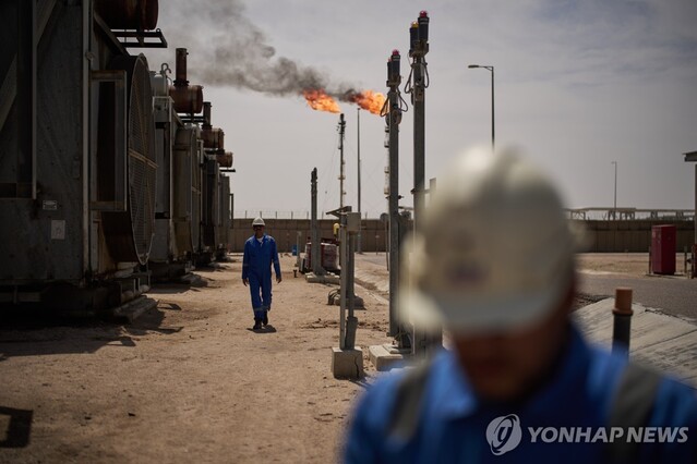 ▲ 이라크 바스라 인근의 유전 시설. 출처=APⓒ연합뉴스