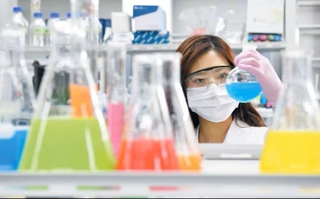 ▲ 연구원이 연구소에서 의약물질을 관찰하고 있다. ⓒJW중외제약