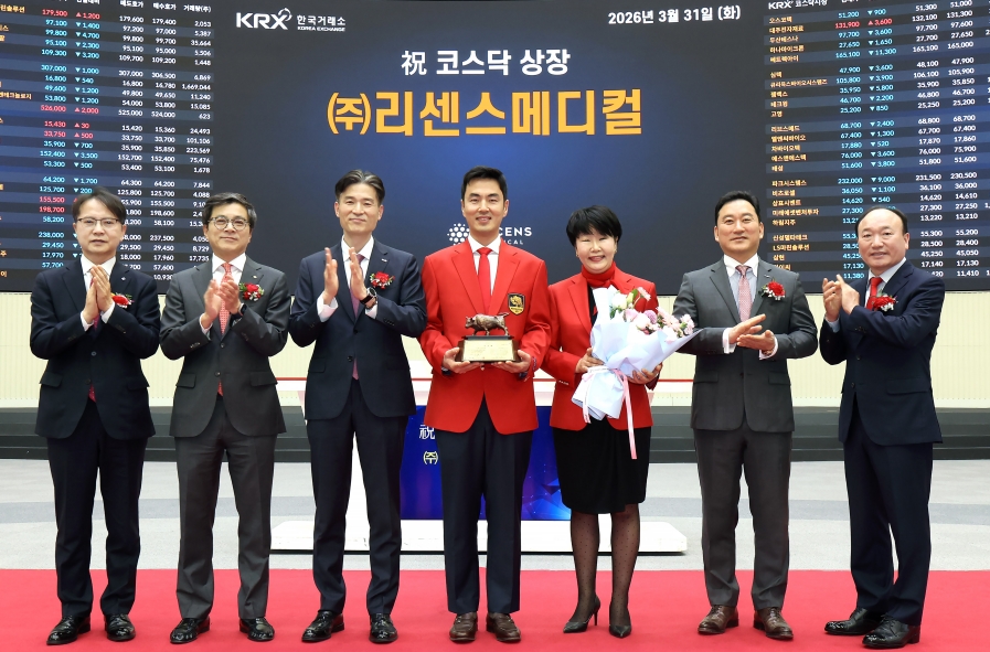 ▲ (왼쪽부터) 김대영 한국IR협의회 부회장, 강진두 KB증권 대표, 민경욱 한국거래소 코스닥시장본부장, 김건호 리센스메디컬 대표, 최의경 리센스메디컬 대표, 김성환 한국투자증권 대표, 강왕락 코스닥협회 부회장이 31일 서울 영등포구 한국거래소에서 리센스메디컬 상장식에 참석해 기념 촬영하고 있다. ⓒ한국거래소