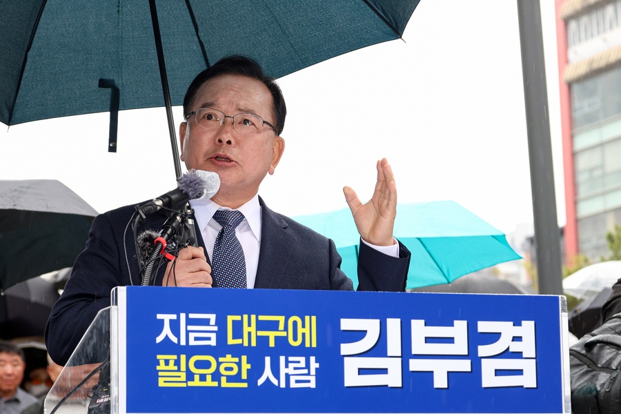 ▲ 김부겸 전 국무총리가 30일 대구 2.28기념중앙공원에서 기자회견을 열고 차기 대구시장 선거 출마를 공식 선언했다.ⓒ대구경북인터넷기자협회