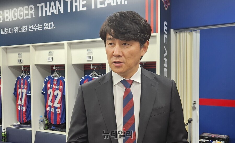 ▲ 박건하 수원FC 감독이 개막 후 4연승을 질주하며 팀을 우승 후보로 등극시켰다. 수원FC는 수원과 1위 경쟁이 불가피하다.ⓒ뉴데일리