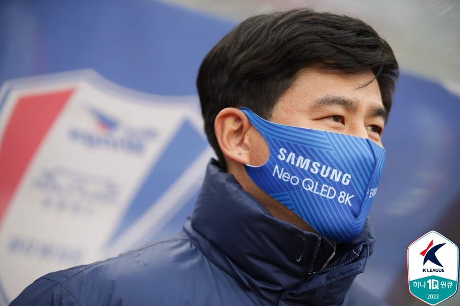 ▲ 수원 삼성 감독 시절의 박건하 감독.ⓒ한국프로축구연맹 제공