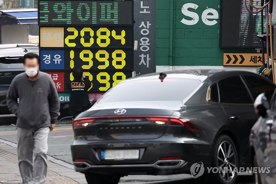 ▲ 2차 석유 최고가격제를 실시한 27일 서울의 한 주유소.ⓒ 연합뉴스