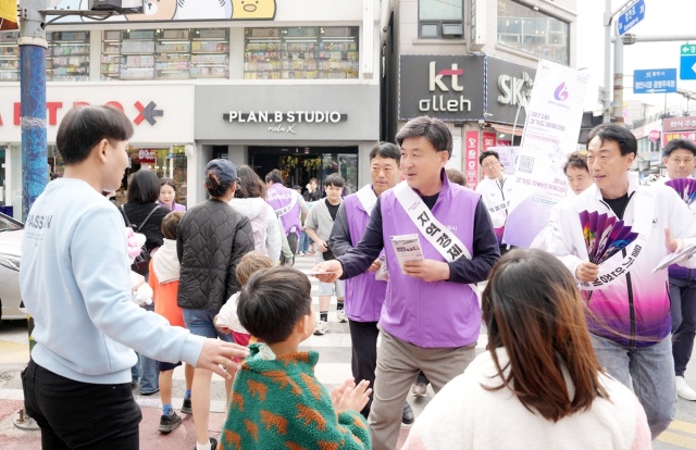 ▲ 방세환 광주시장이 광주지역 한 거리에서 민생 경제 활성화 정책을 홍보하고 있다. ⓒ광주시 제공