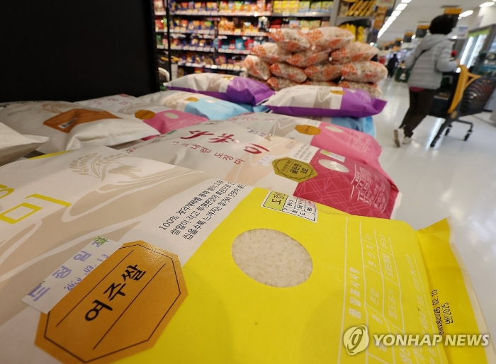 ▲ 13일 서울의 한 대형마트에 쌀이 진열돼 있다. 산지 가격 상승세가 이어지고 있는 쌀은 정부의 물가 안정 특별 관리 품목에 들어가 있다.ⓒ연합뉴스