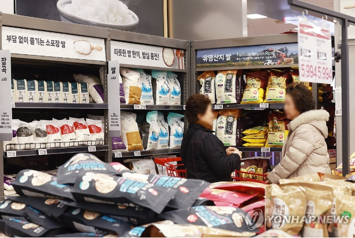 ▲ 쌀값이 1년 전보다 10% 넘게 오르면서 밥상 물가 부담이 커지고 있는 5일 서울의 한 대형마트에서 시민들이 장을 보고 있다.ⓒ연합뉴스