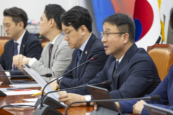 ▲ 한병도 더불어민주당 원내대표가 31일 국회에서 열린 원내대책회의에서 추경 신속 통과 관련 발언하고 있다. ⓒ연합뉴스