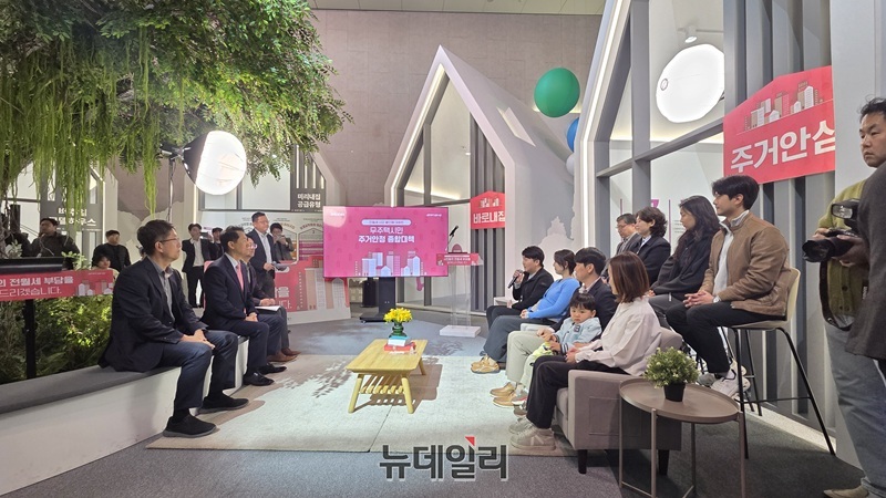 ▲ 오세훈 서울시장은 31일 '무주택 시민 주거안정 종합대책' 발표에 앞서 현장을 찾은 시민들의 이야기를 듣고 있다. ⓒ김승환 기자