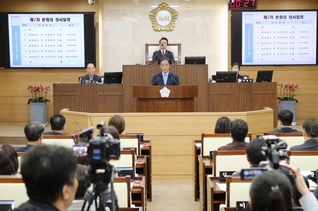 ▲ 평택시의회에서 8년 임기 마무리 인사를 하는 정장선 평택시장ⓒ평택시 제공