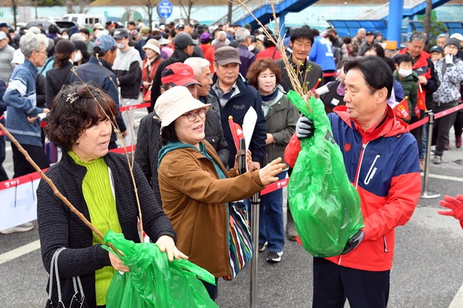 ▲ 강원 화천군이 31일 화천체육관 앞 광장에서 최문순 군수, 신준현 군산림조합장을 비롯해 주민 1000여명이 참석한 가운데 '제81회 식목일 기념 나무 나눠주기 행사'를 개최했다. ⓒ화천군